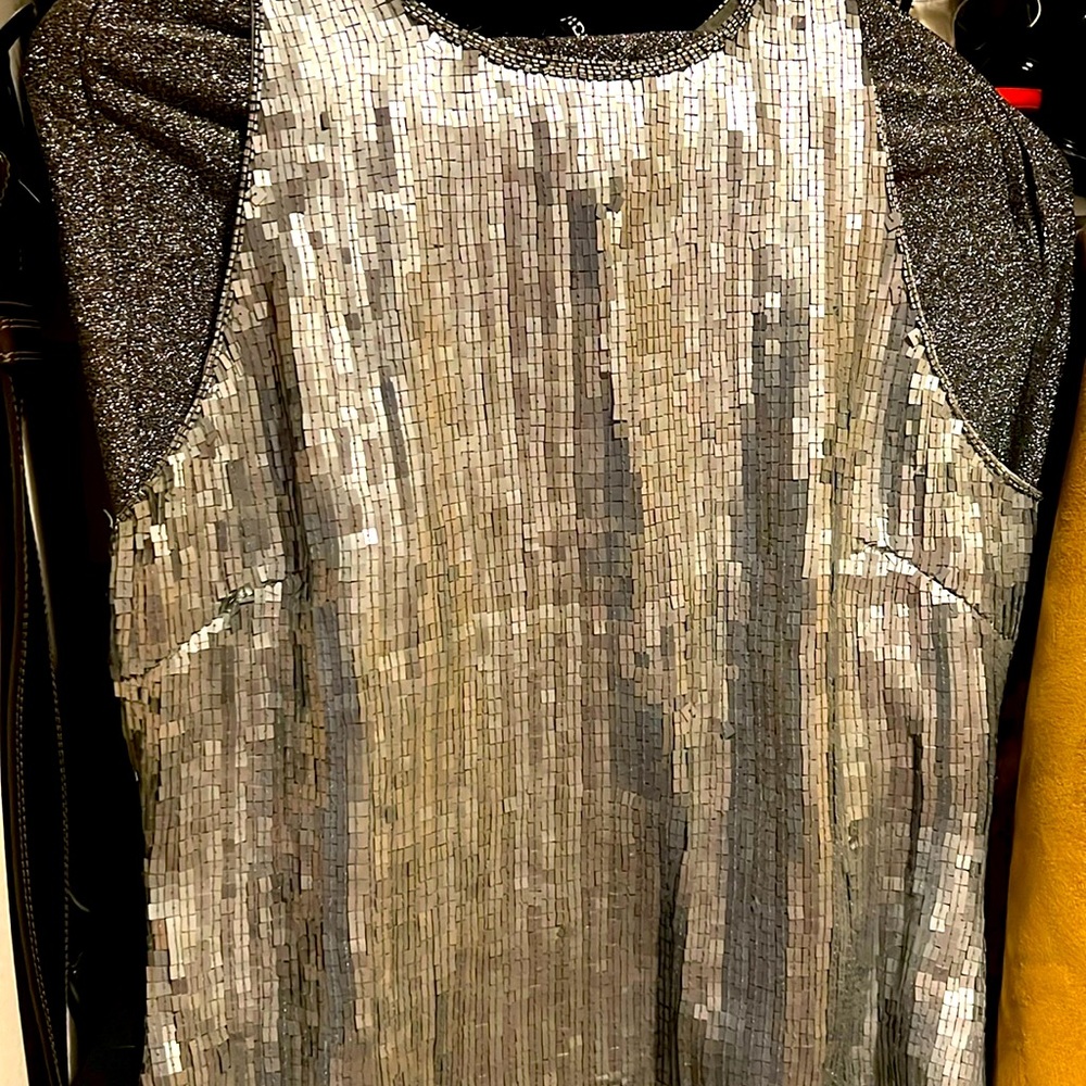 Sequence sleepless waist length top